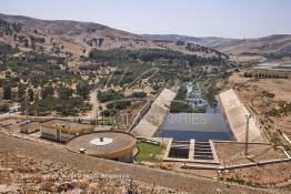 Image du Maroc Professionnelle de  Le barrage Oued El Makhazine, conçu pour le développement et  l'irrigation du périmètre du Loukkos. Ainsi les champs situés dans le triangle Ksar El Kébir, Larache, Moulay Bouselham profitent de cette infrastructure. Cette importante réalisation située sur El Oued Loukkos sert à la régularisation inter annuelle des débits tout en formant une protection contre les crues, au Jeudi 1er Septembre 2005 à cette datte le barrage dispose 309 Million de M3. (Photo / Abdeljalil Bounhar) 